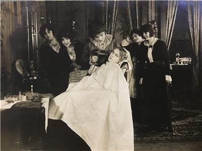 A Beauty Parlor Graduate (1913) Online